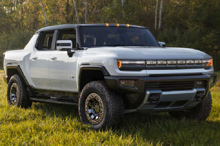 Chiếc GMC Hummer EV đầu tiên được bán vào tối thứ Bảy tuần qua tại buổi đấu giá Barrett-Jackson 2021 ở Arizona. Theo phát ngôn viên của GM, một người phụ nữ (giấu tên) đã chấp thuận mức giá 2,5 triệu USD cho chiếc GMC Hummer EV với số VIN 001.