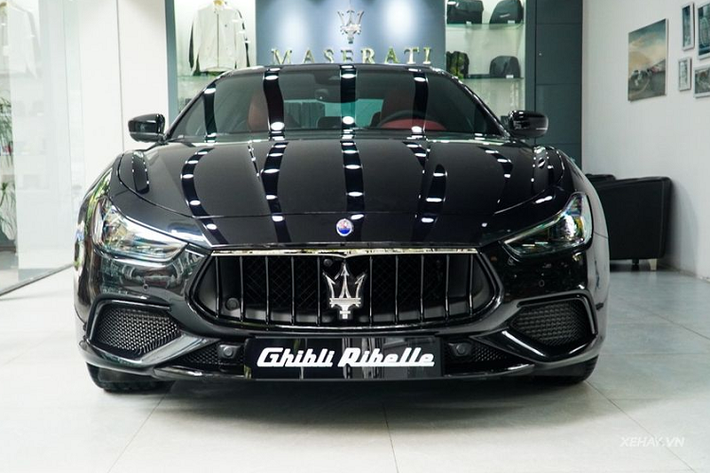 Mẫu xe sang Maserati Ghibli Ribelle sở hữu nội thất tinh tế, với bảng điều khiển mang hai tông màu đen/đỏ, ốp cửa màu đen và bệ tỳ tay trung tâm màu đen, vô lăng thể thao bọc da cao cấp màu đen với đường chỉ khâu tay cùng tông màu và lẫy chuyển số chủ động.