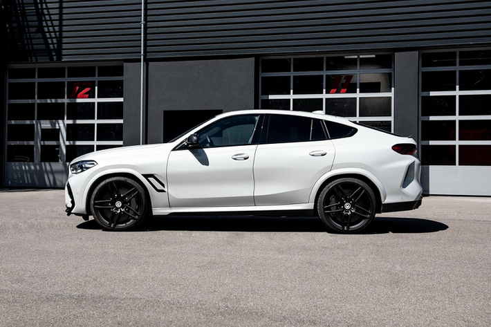 G-Power cũng tăng tốc độ tối đa lên thành 299 km/h, khiến nó chỉ chậm hơn một chút so với Lamborghini Urus (306 km/h). Nếu người mua vẫn còn dư thừa kinh phí, G-Power cũng cung cấp bộ la-zăng độ cỡ 23 inch bọc trong bộ lốp hiệu suất cao cỡ 315/25 và một hệ thống treo được hạ thấp để khiến chiếc BMW X6 M trông dữ dằn hơn.