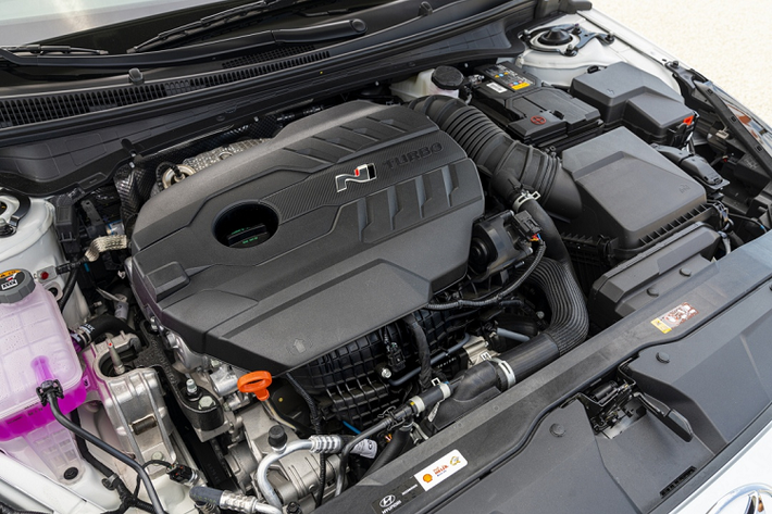 Elantra N sẽ có trọng lượng nhẹ hơn, hệ thống treo cứng hơn. Đây cũng là lần đầu tiên mẫu xe này được Hyundai trang bị trục integrated drive axle (IDA), lấy cảm hứng từ công nghệ được sử dụng trên xe đua WRC. Đáng chú ý, Elantra N 2022 còn có bộ mâm 19 inch thể thao Michelin PS4S size 245, giúp khách hàng thỏa mãn đam mê chinh phục tốc độ.