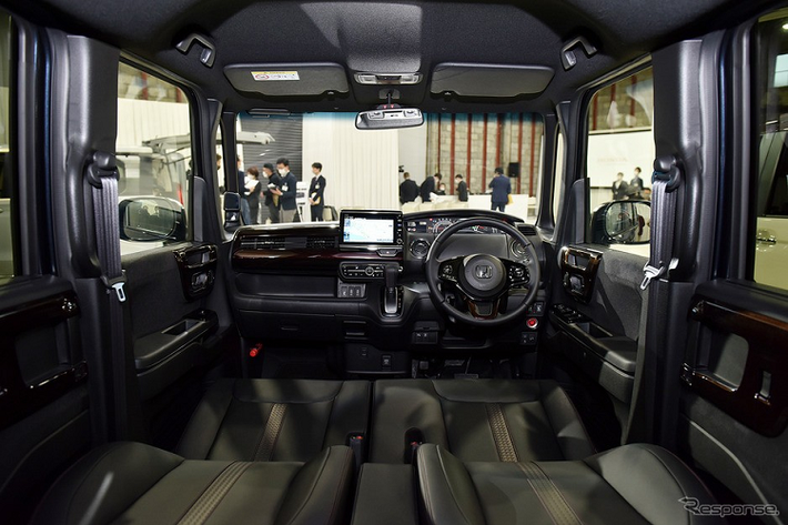 Trong khi đó, Honda N-Box 2021 bản Custom đi kèm nội thất với tông màu đen chủ đạo. Khác với bản thường, Honda N-Box Custom 2021 lại được trang bị vô lăng, cần số và ghế bọc da. Đây là mẫu xe kei car đầu tiên của hãng Honda được trang bị nội thất bọc da tổng hợp toàn bộ, mang đến vẻ sang trọng hơn.