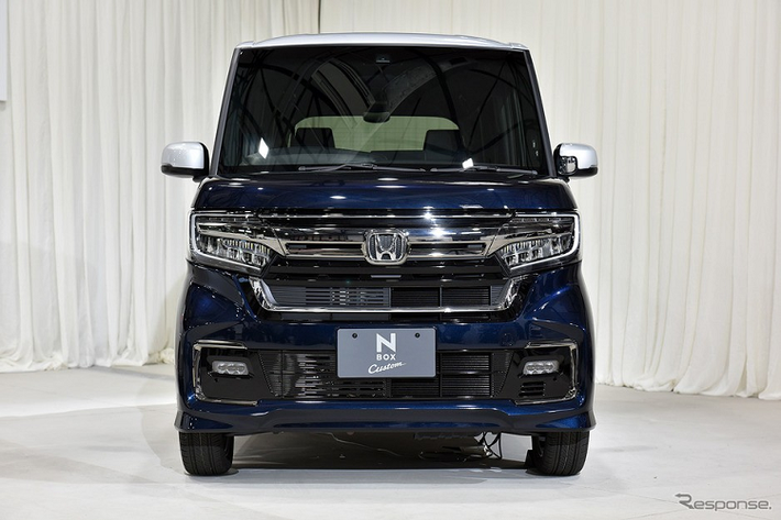 Tương tự trước đây, Honda N-Box 2021 cũng có phiên bản tiêu chuẩn và Custom. Ở phiên bản thường, Honda N-Box 2021 mang trên mình thiết kế đơn giản và thực dụng hơn. Theo đó, xe được bổ sung cụm đèn pha và lưới tản nhiệt mới. Riêng hốc gió trung tâm trên cản trước được bổ sung nẹp mạ crôm ở giữa. Đặc biệt, biển số trước của xe sẽ được lắp lệch sang bên phải, cạnh hốc gió trung tâm.