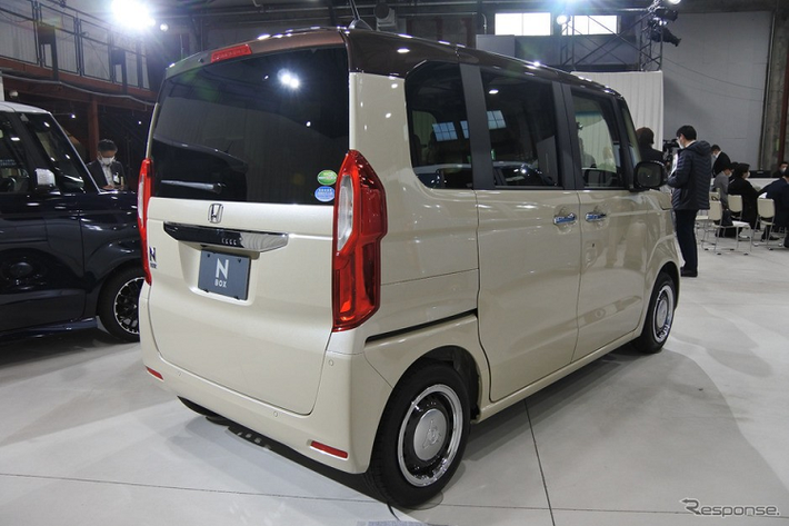 Tại thị trường Nhật Bản, giá xe Honda N-Box 2021 có mức dao động từ 1.428.900 - 2.022.900 Yên (319,7 đến 452,7 triệu đồng) cho bản thường và 1.769.900 - 2.233.000 Yên (396 đến 499,7 triệu đồng) cho bản Custom.