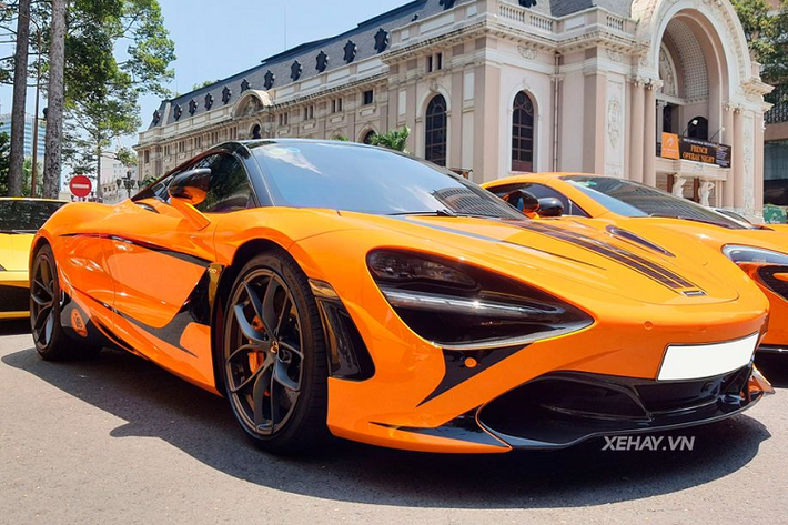So với những chiếc siêu xe McLaren 720S Spider đang có mặt trong nước, chiếc 720S Spider này nổi bật hơn không chỉ nhờ "bộ cánh" màu cam rực rỡ mà còn ở trang bị cánh gió đuôi xe được làm từ sợi carbon. Đây cũng là một trong những trang bị cực hiếm trên các mẫu McLaren tại Việt Nam hiện nay.