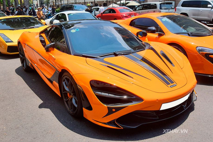 Siêu phẩm McLaren 720S Spider chính thức về tay ca sĩ Đoàn Di Băng từ hồi cuối tháng 10/2020 vừa qua. Đây là chiếc 720S Spider thứ 2 tại Việt Nam Nam sở hữu nước sơn ngoại thất màu cam nổi bật và được một đơn vị nhập xe tư nhân ở Hà Nội đưa về nước.