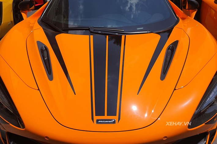 Được biết, siêu phẩm McLaren 720S Spider này là món quà được chồng ca sĩ Đoàn Di Băng dành tặng cho cô. McLaren 720S Spider được xây dựng trên cấu trúc khung sợi carbon Monocage II-S - phát triển từ Monocage II của người anh em coupe. Hệ thống khí động học dưới gầm xe cũng đã được sửa đổi để đảm bảo nó tương thích với phần thân sau mới và cánh gió đuôi chủ động thể thao (có thiết lập chuyển động khác với chiếc coupe).
