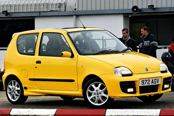 8. Fiat Seicento Sporting Michael Schumacher: Hãng xe Italy đã tung ra một phiên bản kỷ niệm tương đối hài hước dành cho tay đua F1 Michael Schumacher, đó là tạo ra phiên bản đặc biệt dựa trên chiếc Seicento có công suất chỉ 54 mã lực. Đáng chú ý, dù là tay đua F1 thuộc đội Ferrari và sở hữu nhiều siêu xe đình đám như Ferrari Enzo, 430 Scuderia, 599 GTB... Michael Schumacher vẫn giữ lại trong garage của mình một chiếc Fiat 500 Abrath.