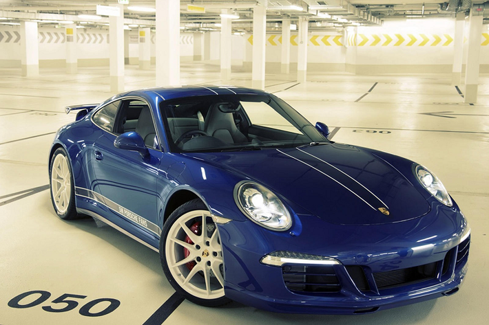 4. Porsche 911 Facebook Edition: Phiên bản này được Porsche giới thiệu khi trang Facebook của nhà sản xuất đạt được 5 triệu lượt thích, đây cũng là một phần trong sự kiện kỷ niệm 50 năm thành lập thương hiệu xe Đức. Porsche 911 Facebook Edition thực chất là mẫu 911 Carrera 4S được phủ lên lớp sơn xanh Aquablaumetallic Blue, đi kèm là gói Aerokit Cup và bộ mâm Carrera S 20 inch màu trắng nổi bật.