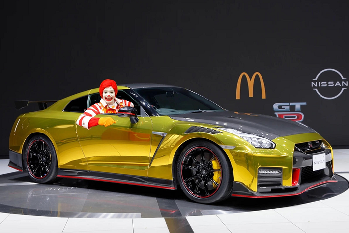 3. Nissan McDonalds's GT-R Nismo: Mẫu xe thể thao GT-R Nismo phiên bản dán decal vàng là thành quả hợp tác giữa Nissan và thương hiệu McDonald's. Đáng tiếc, phiên bản bọc vàng này không được bán thương mại mà chỉ tồn tại dưới dạng đồ chơi mô hình tặng kèm cho khách hàng của McDonald's. Ngoài GT-R Nismo, McDonalds cũng mang đến cho khách hàng những mẫu xe mô hình khác như Toyota 86 hay Mitsubishi Delica.