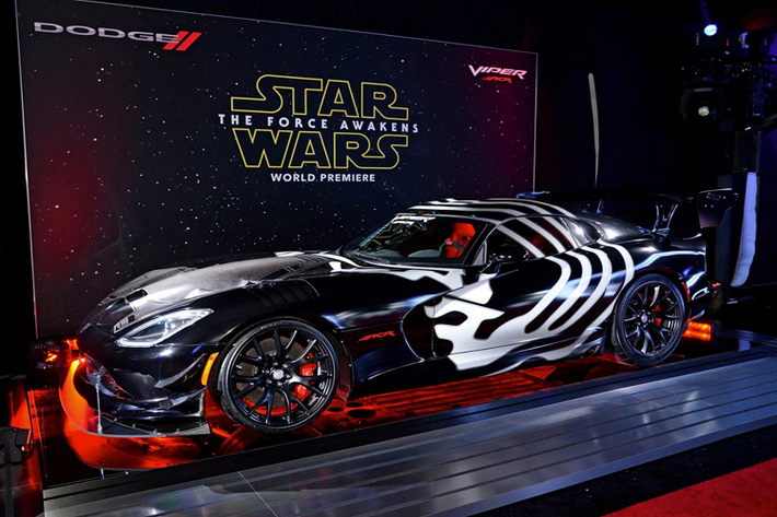 2. Dodge Viper Star Wars Edition: Giống như mẫu xe của Nissan phía trên, chiếc Dodge Viper này cũng được lấy cảm hứng từ loạt phim Star Wars. Ban đầu, Viper Star Wars Edition được cho là lấy thiết kế dựa trên nhân vật Kylo Ren, các họa tiết ở 2 bên và trên mui xe giống như họa tiết trên mũ bảo hiểm của nhân vật này. Tuy nhiên Dodge cho biết chiếc xe lấy cảm hứng từ nhân vật phản diện Darth Vader.