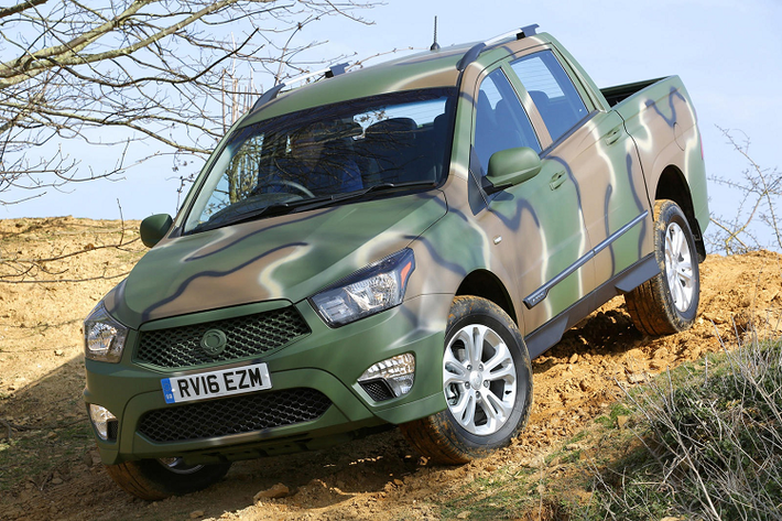 7. Ssangyong Korando Sports DMZ: Nhà sản xuất ôtô lớn thứ 4 Hàn Quốc tạo ra một phiên bản độc đáo dành cho mẫu bán tải Korando Sports lấy cảm hứng từ khu vực phi quân sự DMZ. Đúng như tên gọi, chiếc xe được khoác lên mình lớp sơn rằn ri đậm chất quân đội. Ngoài màu sơn, những chi tiết còn lại từ thiết kế đến trang bị không khác gì một chiếc Korando Sports tiêu chuẩn.