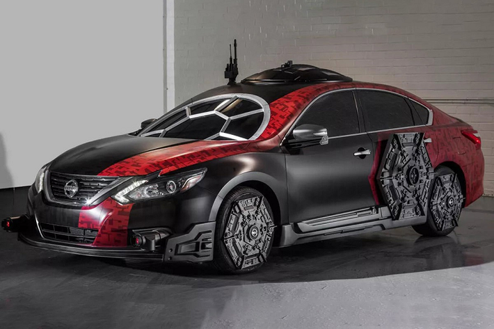 1. Nissan Altima Special Forces TIE Fighter: Mẫu xe ôtô độc đáo này được lấy cảm hứng từ loạt phim Star Wars. Đây là kết quả của sự hợp tác giữa Nissan, Lucasfilm và công ty chế tạo Vehicle Effects của Hollywood. Nissan Altima Special Forces TIE Fighter được tích hợp những hiệu ứng âm thanh và ánh sáng tương tự mẫu máy bay chiến đấu TIE trong phim Star Wars.