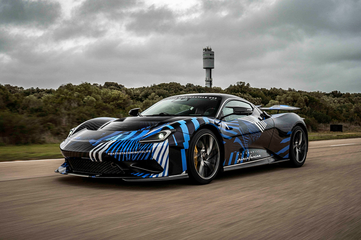 Pininfarina Battista chạy điện được trình làng cách đây gần 2 năm tại Geneva Motor Show 2019. Đến nay, chiếc siêu xe điện của nhà sản xuất Automobili Pininfarina đang ở vào giai đoạn thử nghiệm cuối cùng trước khi được bàn giao đến khách hàng vào đầu năm nay. Ban đầu, Pininfarina dự định bàn giao Battista trong năm 2020 nhưng kế hoạch bị trì hoãn do đại dịch Covid-19.