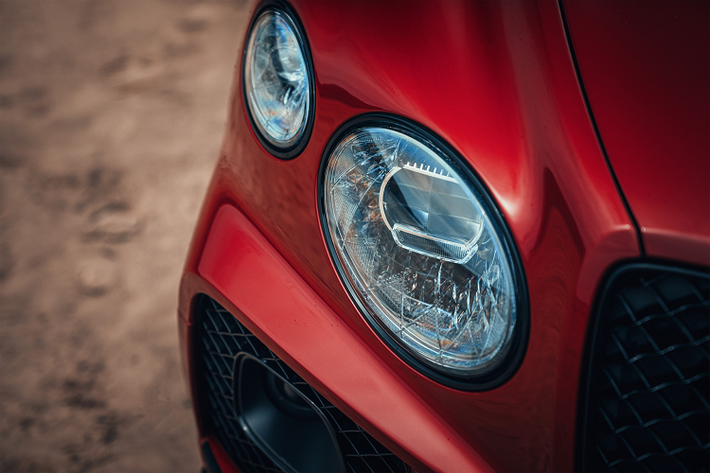 Ngoài ra, Bentayga S còn có những thay đổi khác, bao gồm chế độ lái Sport được cải thiện độ nhạy chân ga, hệ thống được tinh chỉnh cứng vững hơn bản tiêu chuẩn, bổ sung hệ thống phanh kiểm soát gia tốc và hệ thống ống xả mới tăng hiệu quả tiết kiệm nhiên liệu. Khách hàng cũng có thể tùy chọn trang bị cho chiếc SUV hệ thống kiểm soát địa hình với 4 chế độ hỗ trợ đi offroad.