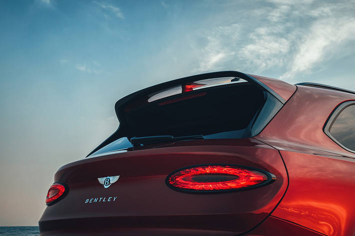 So với phiên bản V8, Bentley Bentayga S có ngoại hình thể thao hơn nhờ những trang bị nổi bật như bộ mâm 22 inch thiết kế 5 chấu, cánh lướt gió cỡ lớn hay logo chữ S ốp bên hông. Ngoài ra, Bentayga S còn được trang trí bằng nhiều chi tiết sơn đen, chẳng hạn như viền đèn chiếu sáng, lưới tản nhiệt, hốc đèn sương mù, ốp gương chiếu hậu, thanh ốp cửa, baga mui...
