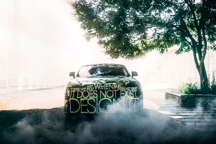 Được biết, Rolls-Royce Spectre 2023 mới được phát triển trên nền tảng Architecture of Luxury, tương tự với Phantom, Cullinan và Ghost. Giám đốc điều hành Rolls-Royce - Torsten Müller-Ötvös giải thích rằng nền tảng này có thể mở rộng và linh hoạt, cho phép sử dụng trong nhiều phân khúc xe khác nhau.