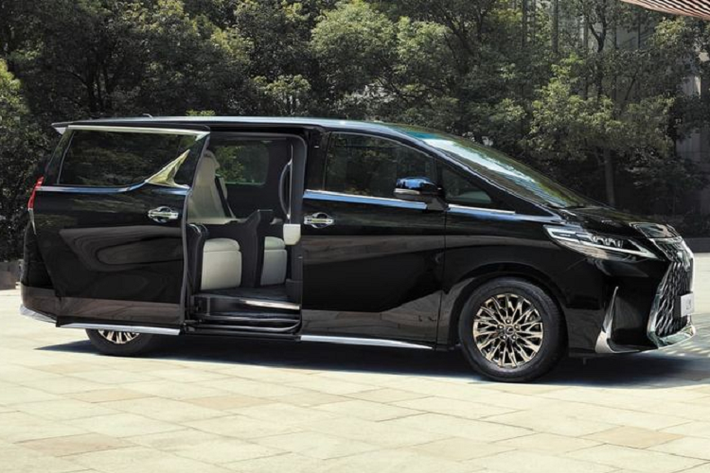 Di chuyển vào bên trong, Lexus LM350 cấu hình 4 chỗ ngồi sẽ có khoang ông chủ và khoang cabin được tách biệt với nhau thông qua vách ngăn riêng tư. Một tấm kính điều chỉnh điện sẽ có khả năng nâng lên hạ xuống, ở trạng thái trong suốt hoặc làm mờ nhằm giúp chủ nhân của chiếc xe ngồi sau có không gian riêng tư tố đa khi gặp gỡ khách hàng, đối tác. Tại vách ngăn này cũng tích hợp màn hình giải trí kích thước tới 26 inch. Mẫu xe này được trang bị hệ thống âm thanh cao cấp Mark Levinson 19 loa, tủ lạnh mini.