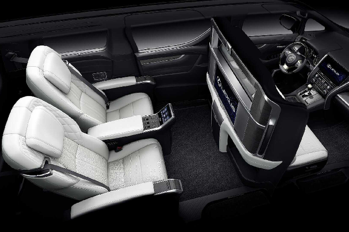 Về thiết kế ngoại thất, sự khác biệt lớn nhất với Alphard chính là lưới tản nhiệt cỡ lớn của thương hiệu Lexus được mạ chrome quen thuộc. Bên cạnh lưới tản nhiệt đồ sộ là đèn pha LED sắc nét với đèn chạy ban ngày đặc trưng của thương hiệu.