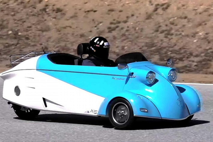 Ngày nay không có mấy người biết đến cái tên Messerschmitt, và những người biết thì chắc đều liên tưởng đến mẫu máy bay chiến đấu Bf 109 khét tiếng của Đức trong Thế Chiến II. Sau chiến tranh, Messerschmitt không được phép chế tạo máy bay nữa, vậy nên công ty đã chuyển sang sản xuất những thứ khác, bao gồm một mẫu xe 3 bánh KR, 2 chỗ ngồi trước sau với phần nóc mở.