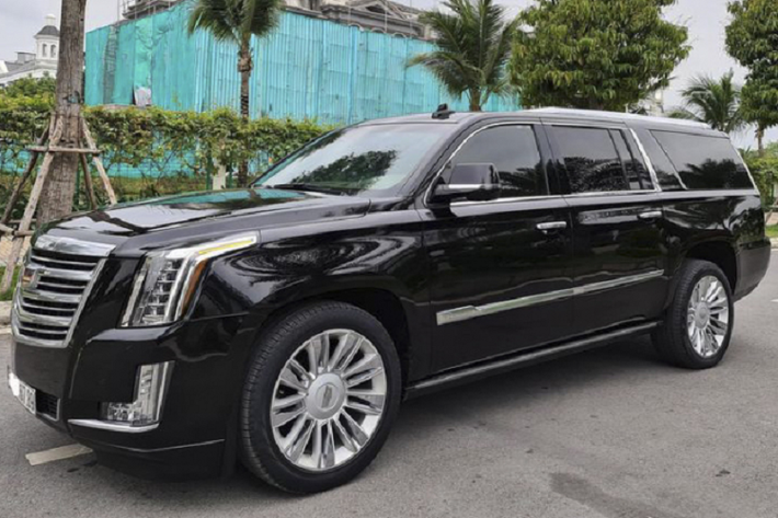 Những năm 2015, 2016, Cadillac Escalade đời 2015 với thiết kế ấn tượng, uy quyền đã được các showroom nhập tư nhân liên tiếp đưa về nước để phục vụ các đại gia Việt. Sau 6 năm, những chiếc Cadillac Escalade đã qua sử dụng vẫn là món hàng hiếm. Chiếc Escalade Phiên bản Platinum đời 2015 đang được rao bán lại với giá gần 4 tỷ đồng trong bài viết là một ví dụ.