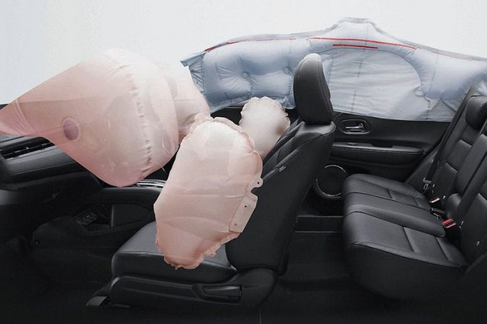 Tại thị trường Malaysia, giá xe Honda HR-V 2021 cho 3 phiên bản gồm E có giá từ 104.000 RM (579 triệu đồng), V có giá từ 113.422 RM (647.500 triệu đồng) và RS có giá từ 118.582 RM (677 triệu đồng). Bản Hybrid i-DCD vẫn chưa được công bố giá.