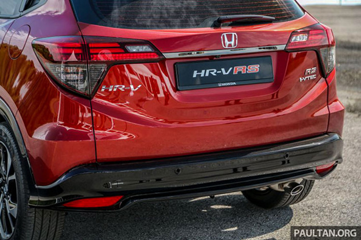 Màu sơn trắng Orchid White Pearl trên Honda HR-V 2021 sẽ bị loại bỏ, thay thế vào đó là màu trắng Platinum White Pearl. Phiên bản hybrid cũng có vô lăng ba chấu bọc da mới.
