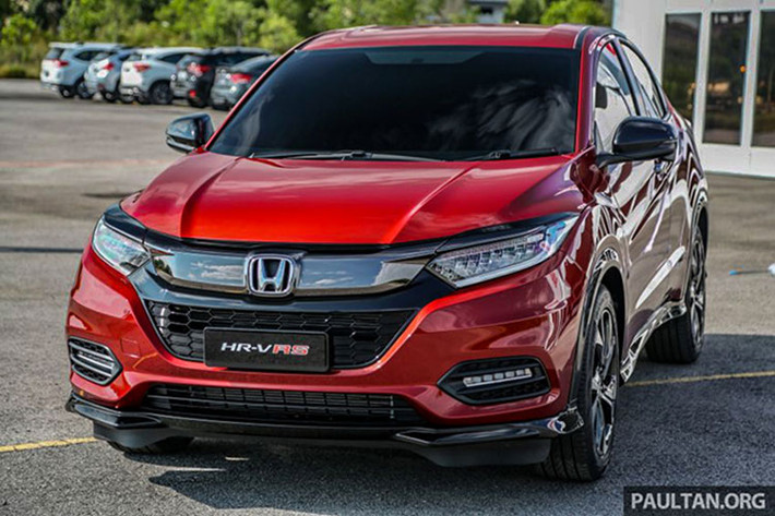 Honda HR-V 2021 mới đã chính thức bán ra tại Malaysiavà được nâng cấp khá nhiều về mặt thiết kế cùng các tiện ích hiện đại, còn hệ truyền động vẫn giữ nguyên như bản cũ. Xe được bán ra với 4 phiên bản bao gồm E, Hybrid i-DCD, V và RS.