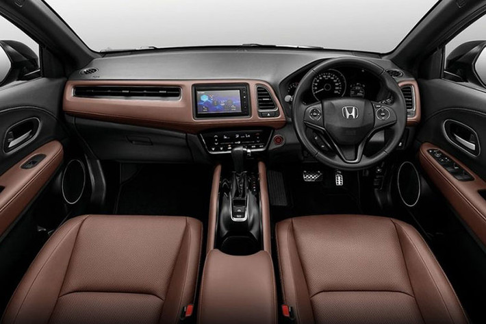 Bên trong Honda HR-V 2021 nâng cấp mới, tất cả các phiên bản đều được trang bị màn hình giải trí cảm ứng 7 inch mới, tương thích Apple CarPlay và Android Auto. Ngoài ra, còn có 2 cổng sạc USB ở khu vực bảng điều khiển trung tâm.