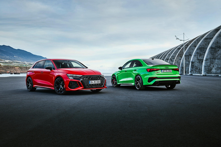 Tương tự mẫu xe huyền thoại Audi quattro những năm 1980, trái tim của Audi RS3 2022 là khối động cơ 5 xi-lanh thẳng hàng dung tích 2.5L, công suất 400 mã lực và mô-men xoắn 500 Nm. Đi kèm là hộp số 7 cấp ly hợp kép. Sức mạnh động cơ được truyền tới 2 cầu thông qua hệ thống dẫn động 4 bánh toàn thời gian Quattro.