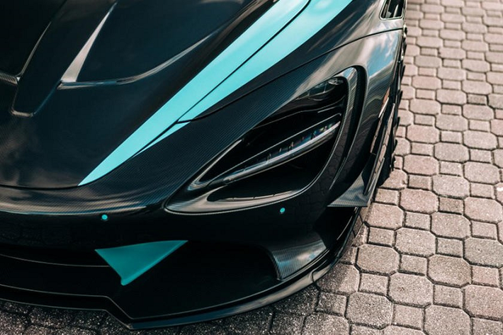 Đúng như vậy, ngoại thất của xe bây giờ được làm hoàn toàn bằng sợi carbon lộ, trong khi các bộ phận in 3D ở bên trong tấm cảm va, ống dẫn khí động học, và liên kết trong bộ cánh gió thì vẫn giữ mọi thứ hoạt động như tính toán.
