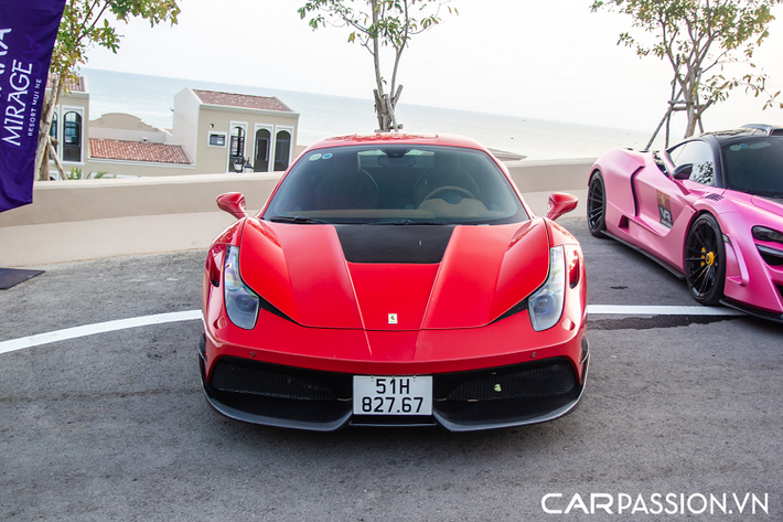 Một trong số đó chính là chiếc Ferrari 458 Italia hàng hiếm với gói nâng cấp đầy khác biệt Misha Designs. Đây chính là một trong hai chiếc Ferrari 458 Italia được nâng cấp với vẻ bề ngoài hoàn toàn khác biệt, chiếc còn lại là 458 Italia được nâng cấp với gói độ Liberty Walk.