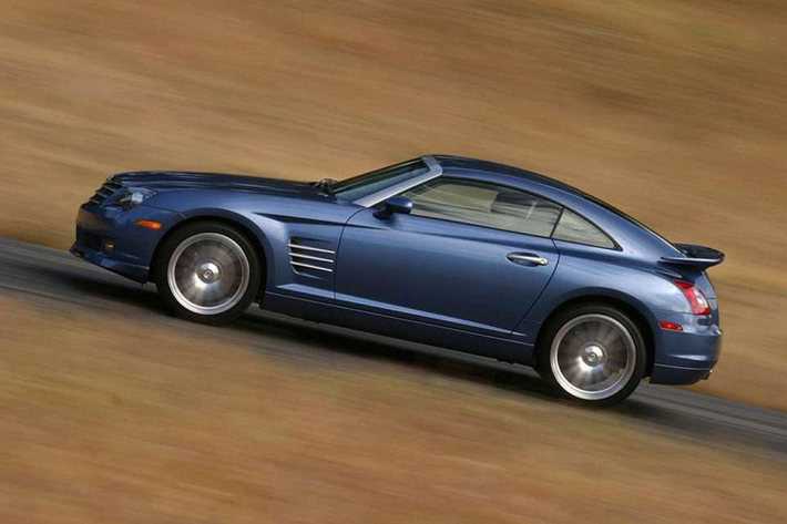 Mặc dù mang thương hiệu nổi tiếng SRT - Street & Racing Technology, Chrysler Crossfire SRT-6 không sử dụng khối động cơ V8 HEMI nổi tiếng mà thay vào đó là khối động cơ M112 dung tích 3.2L siêu nạp của AMG. Khối động cơ này cũng được trang bị trên các mẫu SLK 32 AMG và C 32 AMG lúc bấy giờ. Chrysler Crossfire SRT-6 có công suất tối đa 335 mã lực và mô-men xoắn cực đại 420 Nm.