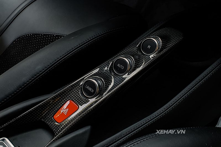 "Trái tim" của Ferrari F8 Spider là cỗ máy V8 3.9 lít Bi-Turbo tương tự như chiếc F8 Tributo, sản sinh công suất 711 mã lực và mô-men xoắn cực đại 770 Nm. giúp xe tăng tốc từ 0 lên 100 km/h chỉ trong 2.9 giây, trước khi đạt tốc độ tối đa 340 km/h.