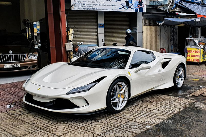 Ngoài màu sơn trắng "độc nhất" thì chiếc Ferrari F8 Spider mui trần này còn sở hữu một chi tiết khác biệt nữa, đó là bộ mâm 5 chấu màu bạc sáng thay vì sơn đậm như chiếc màu vàng hay tối màu như chiếc màu đỏ, đi kèm là kẹp phanh và chụp la-zăng màu vàng nổi bật.