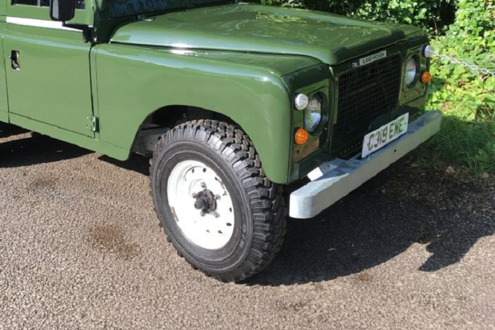 Một công ty Anh Quốc nhỏ bé đã từng cung cấp dịch vụ biến đổi 6x6 cho Land Rover trong những năm 1980? Townley Cross-Country Vehicles là tên của công ty đó, và chiếc xe bán tải trong hình dưới đây chính là một trong những sản phẩm của họ.
