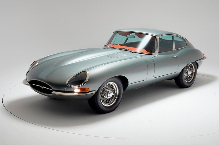 Năm nay đánh dấu sinh nhật lần thứ 60 của Jaguar E-Type kinh điển, một trong những mẫu xe được công nhận là đẹp nhất từng ra đời. Để chúc mừng dịp này, Jaguar đã sản xuất E-Type 60 Collection bao gồm 6 cặp xe 3.8 E-Type phục chế được truyền cảm hứng bởi "9600 HP" và "77 RW" đã ra mắt ở Triển lãm Geneva 1961.