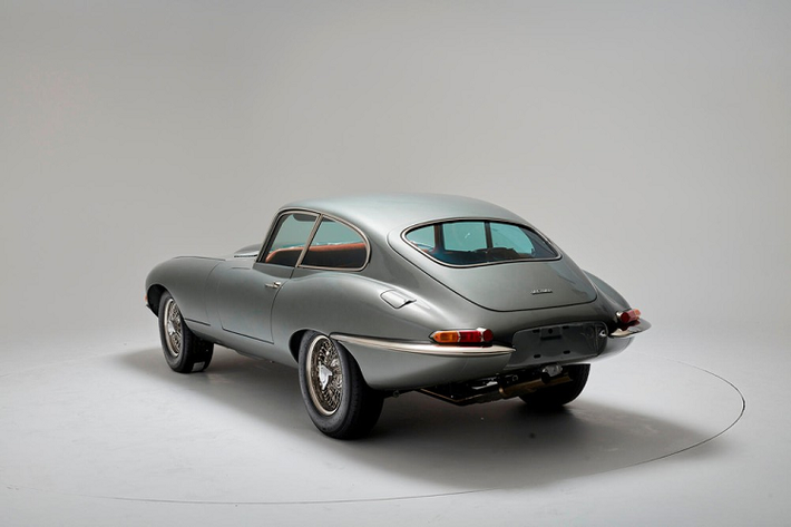 Giá xe Jaguar E-Type Reimagined khởi điểm từ 420.000 bảng Anh (khoảng 13,4 tỷ đồng) cho bản tiêu chuẩn, đắt hơn đáng kể so với một chiếc F-Type mới, nhưng con số này có thể tăng cao nữa tùy thuộc vào yêu cầu của khách hàng.