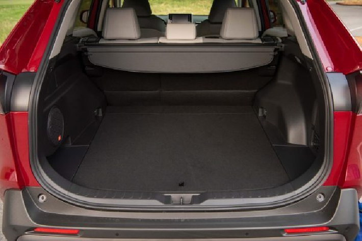 Đối với nội thất, phiên bản Toyota RAV4 Cruiser 2022 được trang bị ghế trước chỉnh điện 8 hướng mới có chức năng thông gió, cùng gương chiếu hậu kỹ thuật số.