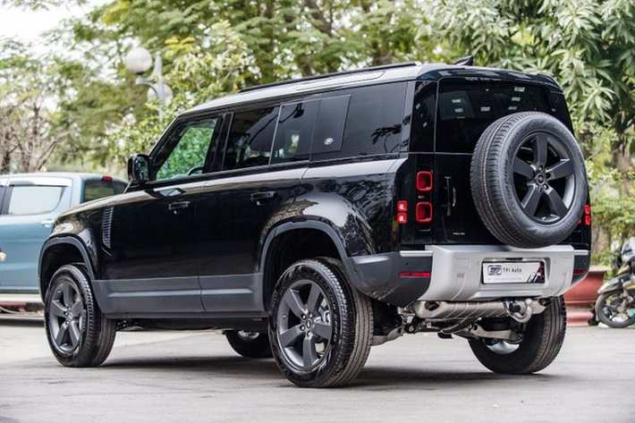 Với giá bán hơn 6 tỷ đồng, Land Rover Defender 110 bản P400 trở thành lựa chọn tỏ ra hấp dẫn hơn so với Mercedes-AMG G63 (V8 4.0L) có giá hơn 10 tỷ đồng. Bên cạnh đó, tầm giá của Land Rover Defender 110 nhập khẩu tư nhân này ngang tầm giá xe nhập Toyota Land Cruiser như VXS Executive Lounge 2021 có giá khoảng 6,5 tỷ đồng.