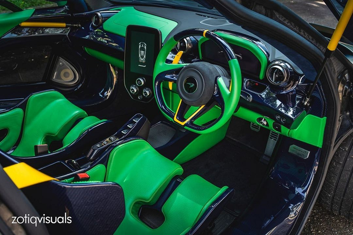 Dễ nhận thấy xe có 3 ống xả, nhiều hơn 1 khẩu pháo so với McLaren Senna của Hoàng Kim Khánh.
