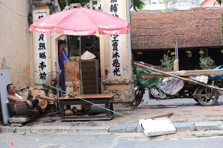 Một ngôi đình trên phố Thụy Khuê cũng được rào lại, ngăn người ngoài vào trong. Phía ngoài, một người đàn ông không đeo khẩu trang ngồi khá lâu.