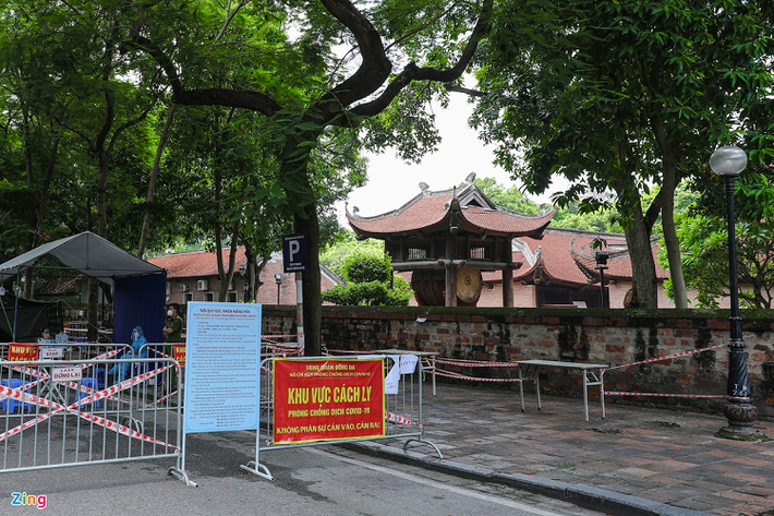Phố Văn Miếu, đoạn giao với ngã tư Nguyễn Thái Học - Cao Bá Quát, được rào chắn từ vỉa hè xuống lòng đường. Mọi phương tiện không được qua lại.