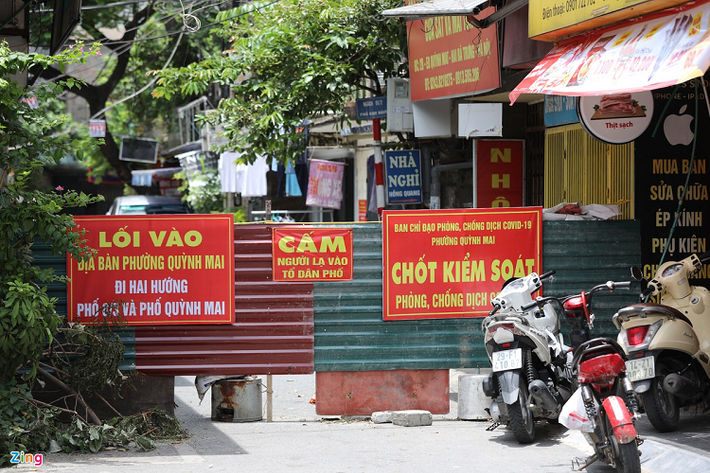 Để đảm bảo an toàn cho người dân đang sinh sống ở những vùng chưa có dịch, lực lượng chức năng cùng các tổ dân phố thiết lập hàng rào che chắn nhằm ngăn các trường hợp ra vào. Hình ảnh tại một khu dân cư trên phố Kim Ngưu, quận Hai Bà Trưng.