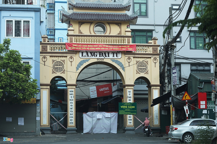 Làng Đại Từ, phường Đại Kim, có nhiều lối vào trong đó có hai cổng chính. Một cổng được rào lại để dễ kiểm soát. Cổng khu dân cư Xóm Giữa, phường Kim Giang được bịt kín, lực lượng chức năng cấm cả việc giao dịch hàng hóa tại lối đi này.