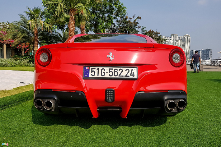 Ra mắt tại triển lãm Geneva Motor Show 2012, Ferrari F12berlinetta từng được rất nhiều chuyên gia đánh giá là mẫu xe V12 hấp dẫn của hãng xe đến từ Italy. Xe được trang bị động cơ V12 hút khí tự nhiên dung tích 6.3L, sản sinh công suất tối đa 740 mã lực và mô-men xoắn cực đại 690 Nm. Hiện nay, Ferrari F12berlinetta đã được thay thế bởi đàn em 812 Superfast với công suất lên đến 800 mã lực.