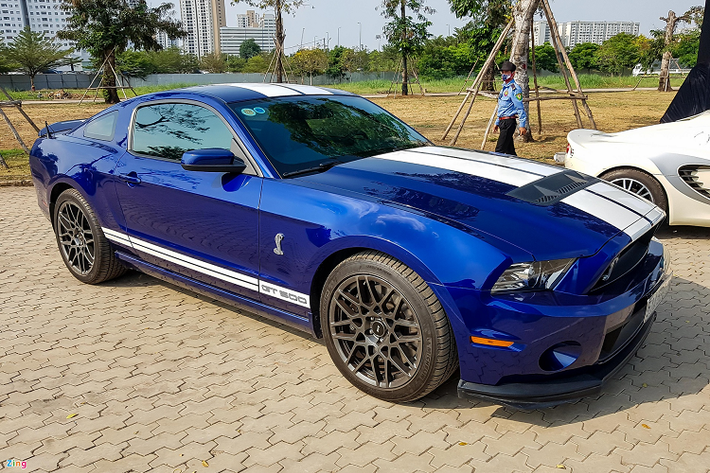 Cách đó không xa là mẫu xe cơ bắp mạnh mẽ đến từ Mỹ là Ford Mustang Shelby GT500 2013. Đây là phiên bản nâng cấp về ngoại hình cũng như hiệu suất vận hành do hãng độ Shelby thực hiện trên dòng Mustang thế hệ thứ 5. Đặc biệt hơn, đây còn là mẫu xe kỷ niệm 20 năm thành lập SVT (Special Vehicle Team) – bộ phận chuyên phụ trách các dòng xe đua của Ford.