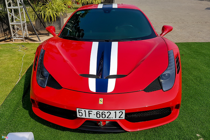 Bên cạnh F12 là siêu xe Ferrari 458 Speciale độc nhất Việt Nam tính tới thời điểm này. Đây là phiên bản nâng cấp của dòng 458 Italia với những thay đổi về ngoại thất cũng như khả năng vận hành. Tương tự các phiên bản hiệu suất cao như 488 Pista hay 430 Scuderia, Ferrari 458 Speciale sở hữu bộ tem thể thao độc quyền chạy dọc thân xe. Khách hàng có thể lựa chọn hàng chục màu sơn ngoại thất cũng như có thể tùy biến bộ tem này theo ý riêng.