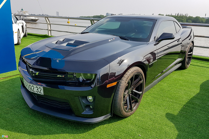 Đối thủ của Ford Mustang Shelby GT500 là Chevrolet Camaro ZL1 độc nhất Việt Nam cũng góp mặt. Mẫu xe này từng thuộc sở hữu của một nhà sưu tập xe cơ bắp nổi tiếng tại Việt Nam. Chiếc xe nguyên bản có màu ngoại thất đỏ, trước khi được chủ nhân chuyển sang màu vàng. Hiện nay, chiếc Camaro ZL1 sở hữu ngoại thất đen.