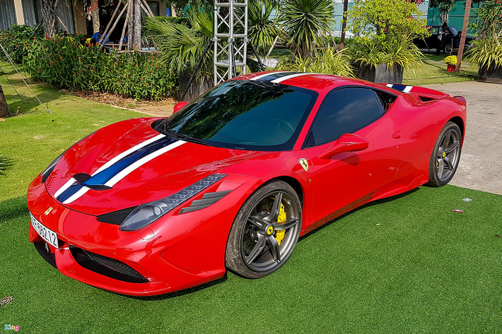 So với mức công suất 570 mã lực của 458 Italia, Ferrari 458 Speciale được trang bị động cơ V8 hút khí tự nhiên với công suất tối đa 605 mã lực cùng mô-men xoắn 540 Nm. Và đây cũng là mẫu xe thể thao sử dụng động cơ V8 hút khí tự nhiên cuối cùng của Ferrari trước khi hãng xe Italy áp dụng công nghệ tăng áp trên tất cả các loại động cơ V8.