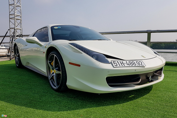 Phiên bản mui trần của 458 Italia là 458 Spider cũng góp mặt. Đây là 1 trong 3 chiếc Ferrari 458 Spider tại Việt Nam. Xe mang màu ngoại thất trắng Bianco Avus và nội thất đen. Hai chiếc 458 Spider còn lại mang màu sơn ngoại/nội thất là đỏ/đen và trắng/đỏ. Trước đây, xe từng thuộc sở hữu của một nhà sưu tập xe tại Hải Phòng, trước khi được chuyển vào TP.HCM cuối năm 2020.